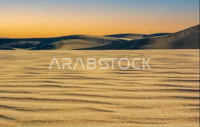 غروب شمس رائع فوق الصحراء في صمت وسكينة