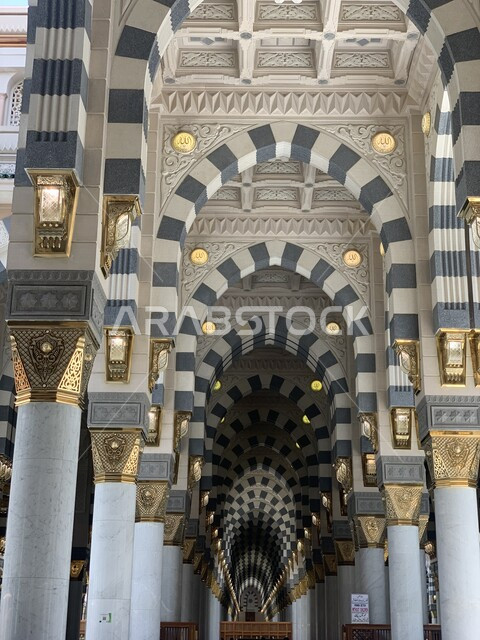 صورة من داخل المسجد النبوي الشريف في المدينة المنورة في المملكة العربية السعودية ، الفن الهندسي المعماري الاسلامي ، العبادة و التقرب الى الله ، الحرم النبوي الشريف  ، اسلاميات وعبادة