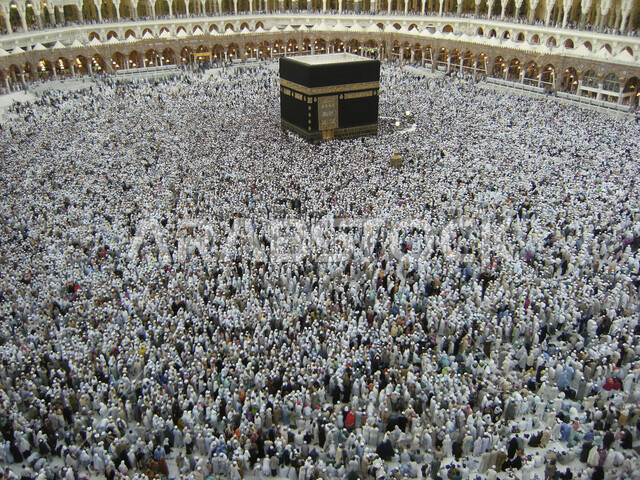 صورة من داخل الحرم المكي الشريف ، الكعبة المشرفة في مكة المكرمة ، طواف الحجاج المسلمون حول الكعبة المشرفة ، أداء فريضة الحج ، العبادة و التقرب الى الله ، معالم دينية اسلامية في المملكة العربية السعودية