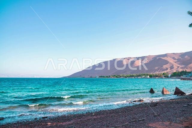 يقع شاطئ حقل في أقصى شمال غرب المملكة على الحدود السعودية الأردنية