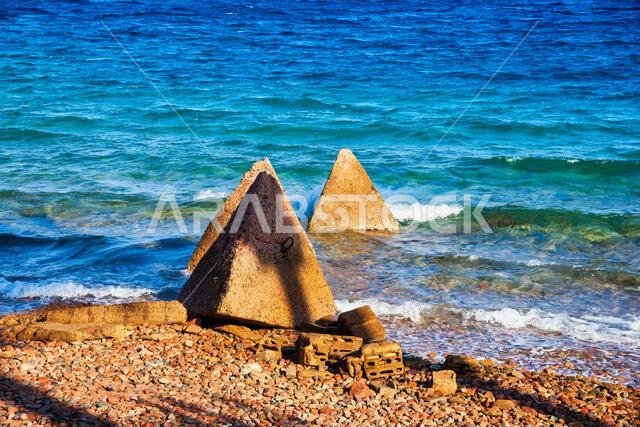 يقع شاطئ حقل في أقصى شمال غرب المملكة على الحدود السعودية الأردنية