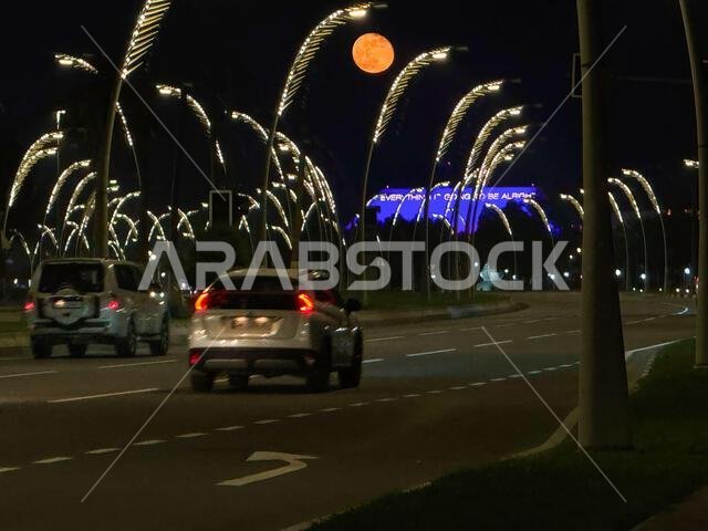 الدوحة، قطر. ١٧ نوفمبر ٢٠٢٤. يظهر قمر عملاق في سماء الدوحة، كآخر قمر عملاق لعام ٢٠٢٤، يشرق فوق قطر والمملكة العربية السعودية والإمارات العربية المتحدة. حقوق الصورة: SOPA Images Limited/Alamy Live News