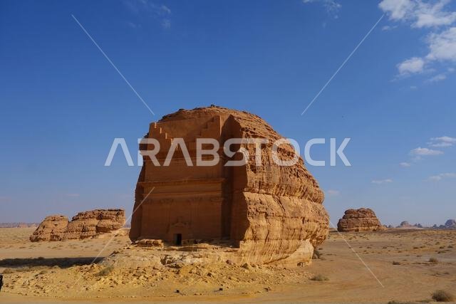 مقبرة قصر الفريد النبطية القديمة (مقبرة لحيان بن كوزا)، موقع الحِجر الأثري (الحجر / مدى ͐ في صالح)، في الصحراء بالقرب من العلا،
