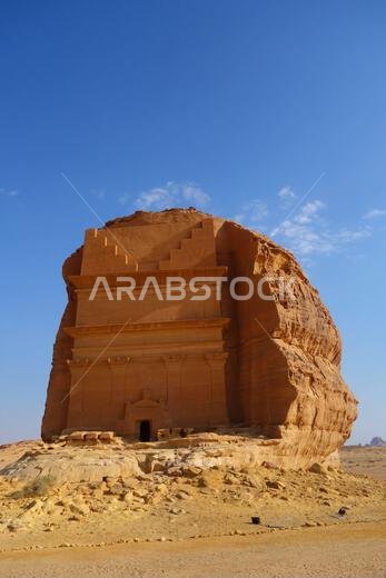 مقبرة قصر الفريد النبطية القديمة (مقبرة لحيان بن كوزا)، موقع الحِجر الأثري (الحجر / مدى ͐ في صالح)، في الصحراء بالقرب من العلا،