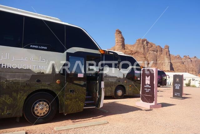 حافلات سياحية في موقف سيارات منتزه وينتر بارك، موقع الحجر الأثري (مدى في صالح)، في الصحراء قرب العلا، المملكة العربية السعودية. ممنوع استخدام وسائل الإعلام أو العلاقات العامة.