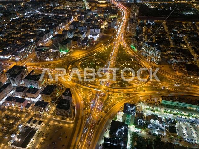 الطريق. مفترق طرق. الرياض. لقطة جوية بطائرة بدون طيار. غروب الشمس. المساء.