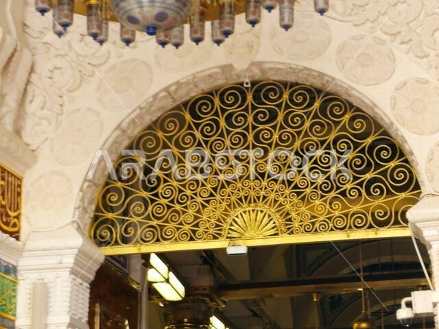 المدينة المنورة، المملكة العربية السعودية، 26 يونيو 2024: بوابة السلام المؤدية إلى قبر النبي محمد صلى الله عليه وسلم، مع الخليفتين الأولين بعده. المدينة المنورة، المملكة العربية السعودية، 26 يونيو 2024: بوابة السلام المؤدية إلى قبر النبي محمد صلى الله عليه وسلم، مع الخليفتين الأولين بعده.