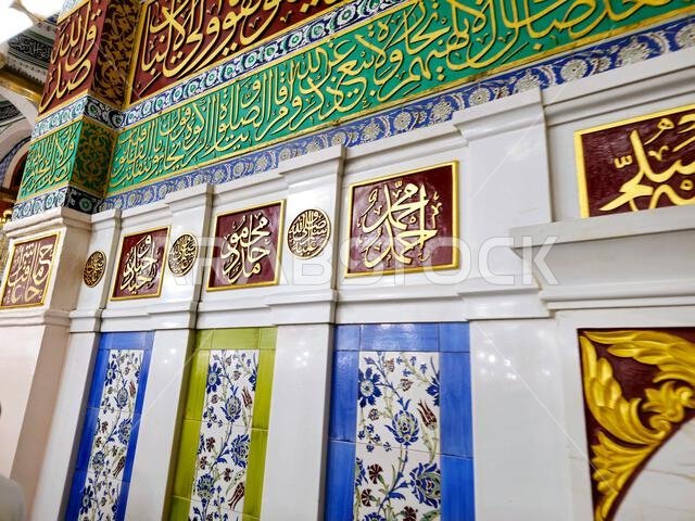 المدينة المنورة، المملكة العربية السعودية، 28 يونيو 2024: في موقع الروضة الشريفة، قبر النبي محمد صلى الله عليه وسلم، مع الخليفتين الأولين بعده