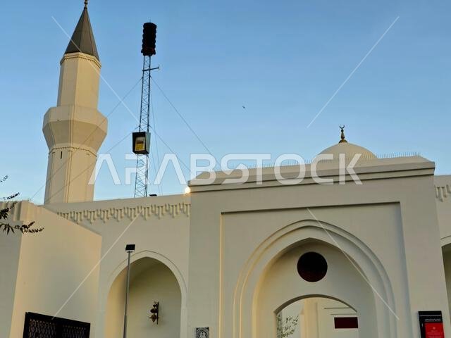 المدينة المنورة، المملكة العربية السعودية، 28 يونيو 2024: مسجد علي بن أبي طالب في المدينة المنورة، حيث صلى النبي صلى الله عليه وسلم في ساحة المصلى.