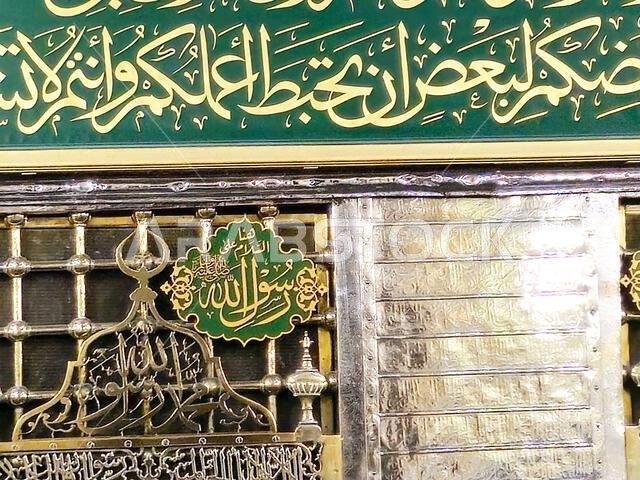 المدينة المنورة، المملكة العربية السعودية، 28 يونيو 2024: في موقع الروضة الشريفة، قبر النبي محمد صلى الله عليه وسلم، مع الخليفتين الأولين بعده