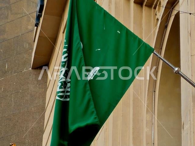 ترجمة النص العربي (لا إله إلا الله، محمد رسول الله)، من العلم الوطني للمملكة العربية السعودية، بخلفية خضراء
