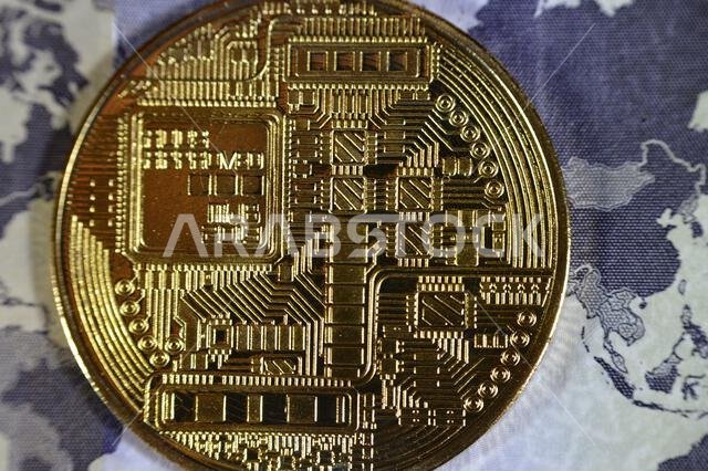 عملة الريال السعودي الورقية مزودة بعملة بيتكوين ذهبية مادية، بيتكوين هي أول عملة مشفرة لامركزية، وعقد في شبكة بيتكوين من نظير إلى نظير للتحقق من المعاملات