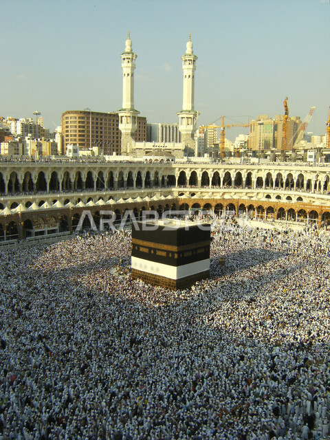 صورة من داخل الحرم المكي الشريف ، الكعبة المشرفة في مكة المكرمة ، طواف الحجاج المسلمون حول الكعبة المشرفة ، أداء فريضة الحج ، العبادة و التقرب الى الله ، معالم دينية اسلامية في المملكة العربية السعودية