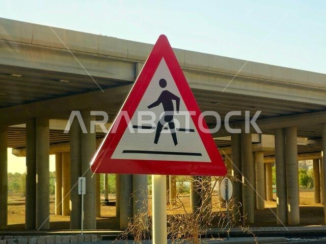 لافتة تحذيرية للمشاة في المدينة المنورة بالمملكة العربية السعودية، تُستخدم هذه اللافتة بشكل أساسي لتنبيه سائقي السيارات إلى احتمالية وقوع حوادث مرورية للمشاة.