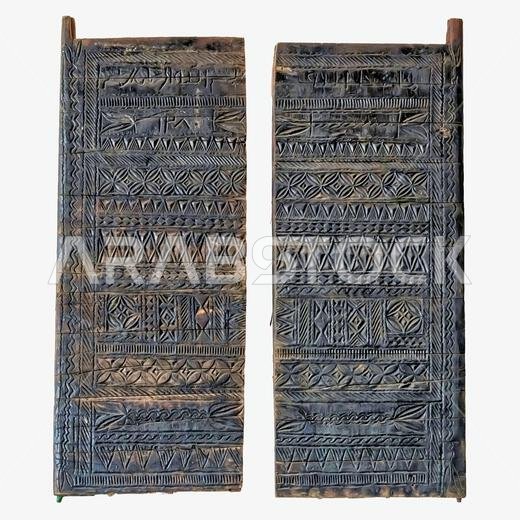 مصاريع نوافذ خشبية عتيقة