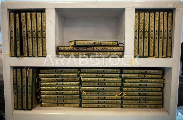 القرآن الكريم على رف الكتب في المسجد الحرام، المسجد الحرام، مكة المكرمة، المملكة العربية السعودية.