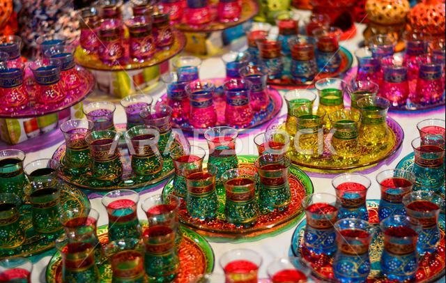 أكواب مرسومة يدوياً للشاي التقليدي