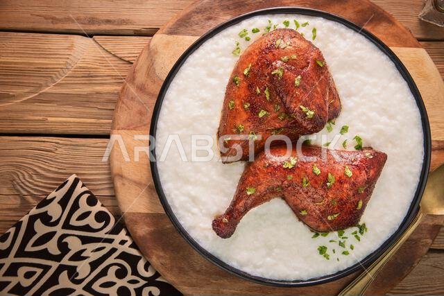 المطبخ العربي؛ يُعدّ "الصليب" الطبق السعودي المفضل، وهو عبارة عن أرز ودجاج مطهو ببطء في مرق الدجاج والحليب، ويُقدّم مع دجاج مشوي.