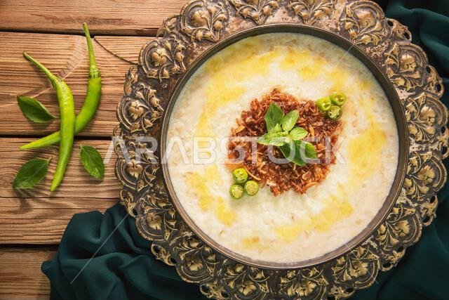 المطبخ العربي؛ "الجريش" هو طبق وطني في المملكة العربية السعودية. وهو عبارة عن يخنة لذيذة مصنوعة من القمح المجروش.