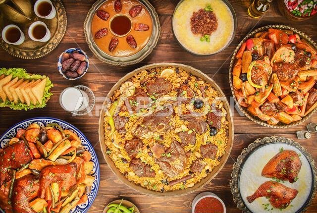 المطبخ العربي، تشكيلة من الأطباق السعودية التقليدية. هذه الأطباق خير تمثيل لتراث المملكة العربية السعودية وقلبها النابض. المطبخ العربي، تشكيلة من الأطباق السعودية التقليدية. هذه الأطباق خير تمثيل لتراث المملكة العربية السعودية وقلبها النابض.