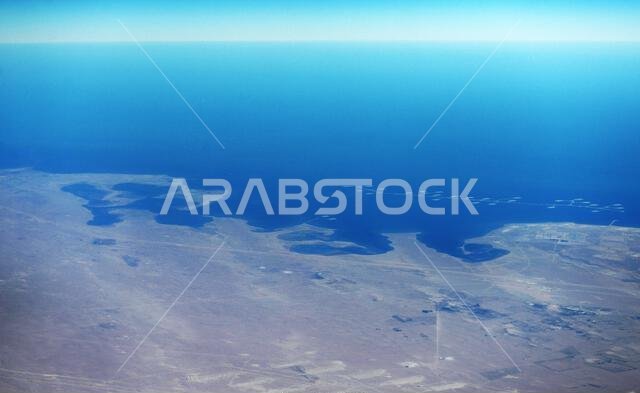 منظر جوي للساحل السعودي على الخليج العربي بين الخواري ومنيفة. منظر جوي للساحل السعودي على الخليج العربي بين الخواري ومنيفة.