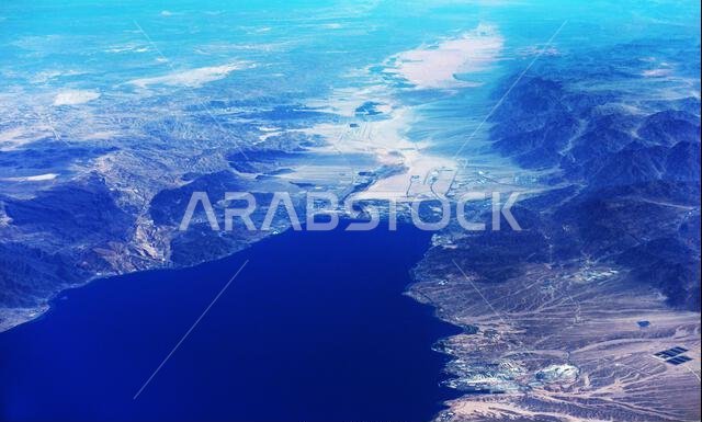 منظر جوي لخليج العقبة والساحل السعودي والأردني.
