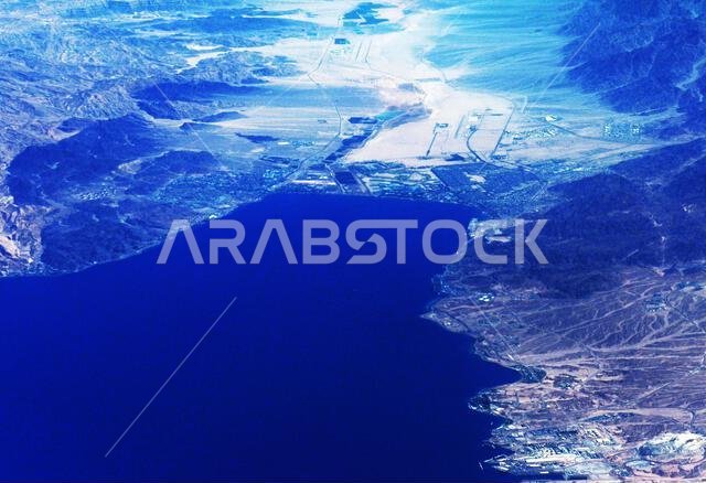 منظر جوي لخليج العقبة والساحل السعودي والأردني.