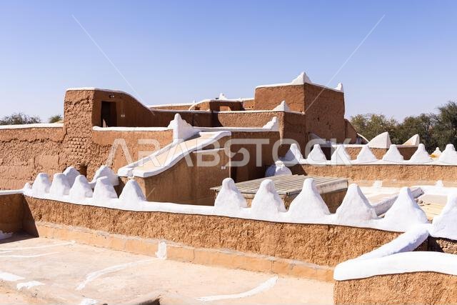 أشيقر، الرياض، المملكة العربية السعودية. قرية تقليدية مُرممة مبنية من الطوب الطيني. تُعد أشيقر إحدى القرى التراثية في المملكة العربية السعودية. أشيقر، الرياض، المملكة العربية السعودية. قرية تقليدية مُرممة مبنية من الطوب الطيني. تُعد أشيقر إحدى القرى التراثية في المملكة العربية السعودية.