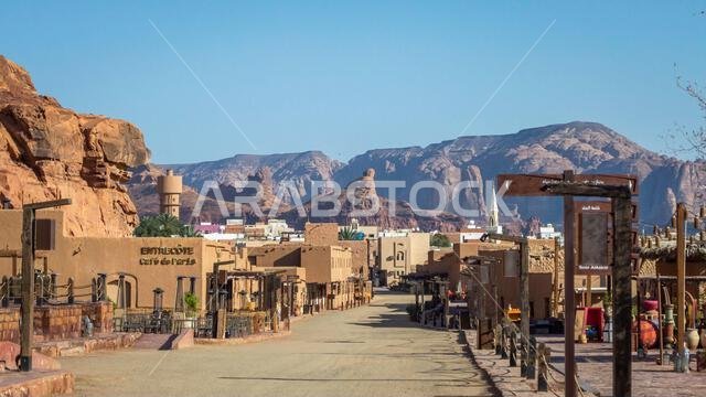 العلا، المملكة العربية السعودية، 3 أبريل 2024. منظر لمدينة العلا القديمة في يوم مشمس خلال شهر رمضان مع الجبال الصخرية في الخلفية.