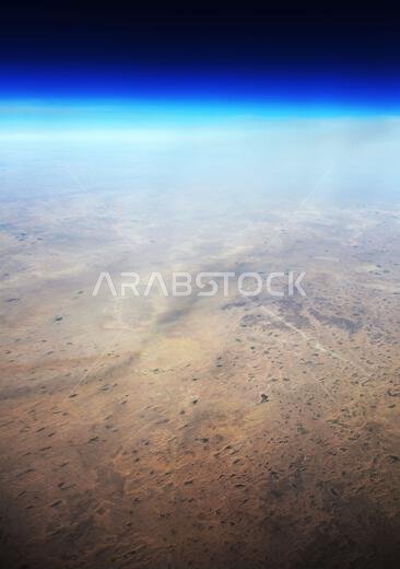 صورة جوية للصحراء العربية الشاسعة في المملكة العربية السعودية.