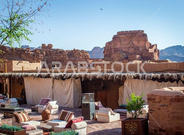 العلا، المملكة العربية السعودية، 3 أبريل 2024. منظر لمدينة العلا القديمة في يوم مشمس خلال شهر رمضان مع قلعة العلا والجبال الصخرية في الخلفية.