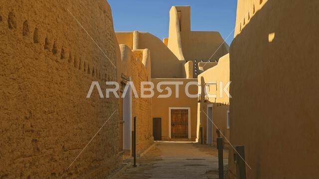 موقع تراث عالمي في طريف بالمدينة القديمة بالدرعية، مبانٍ تاريخية مبنية من الطوب اللبن، المملكة العربية السعودية، في طريف