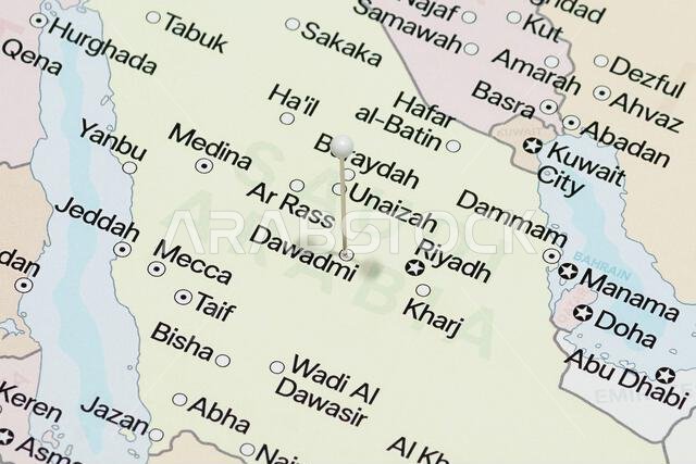 صورة مكبرة لإبرة بيضاء في خريطة مدينة الدوادمي السياسية بالمملكة العربية السعودية