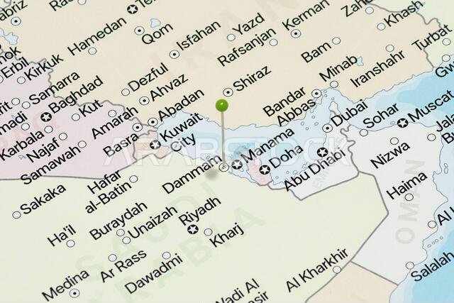 صورة مكبرة لإبرة خضراء صغيرة في خريطة مدينة الدمام السياسية بالمملكة العربية السعودية