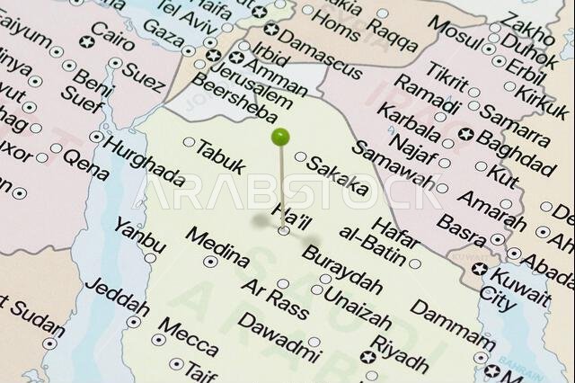 صورة مكبرة لإبرة خضراء في خريطة مدينة حائل السياسية بالمملكة العربية السعودية