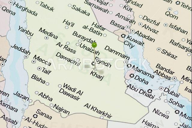 صورة مكبرة لإبرة خضراء داخل خريطة مدينة الخرج السياسية في المملكة العربية السعودية