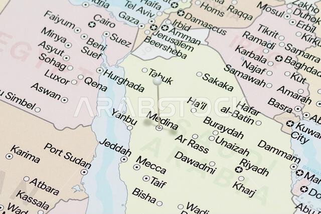 صورة مكبرة لإبرة بيضاء صغيرة داخل خريطة سياسية لمدينة المدينة المنورة في المملكة العربية السعودية
