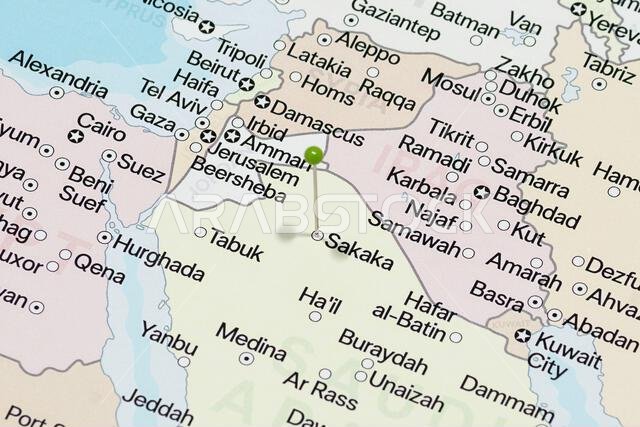 صورة مكبرة لإبرة خضراء داخل خريطة مدينة سكاكا السياسية في المملكة العربية السعودية