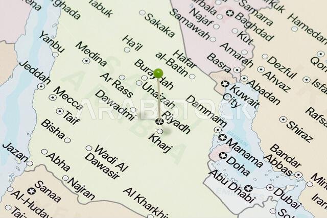 صورة مكبرة لإبرة خضراء على الخريطة السياسية لمدينة الرياض في المملكة العربية السعودية