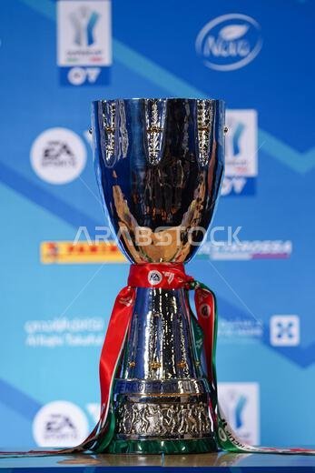 تظهر صورة كأس السوبر الإيطالي خلال المؤتمر الصحفي لنادي إيه سي ميلان في حديقة الأول عشية مباراتهم النهائية في كأس السوبر الإيطالي لكرة القدم ضد إنتر ميلان.