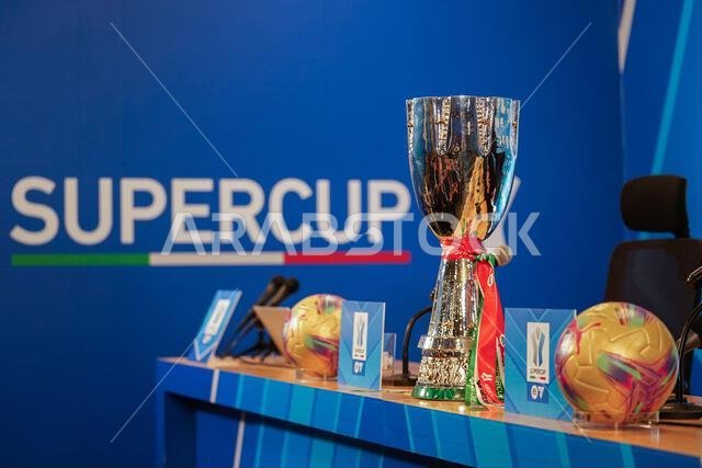 الرياض، المملكة العربية السعودية. 5 يناير 2025. صورة لكأس السوبر الإيطالي خلال المؤتمر الصحفي لنادي إنتر ميلان في حديقة الأول عشية مباراتهم النهائية في كأس السوبر الإيطالي ضد إيه سي ميلان. حقوق الصورة: SOPA Images Limited/Alamy Live News