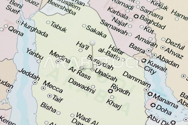 صورة مكبرة لإبرة بيضاء في خريطة مدينة عنيزة السياسية بالمملكة العربية السعودية