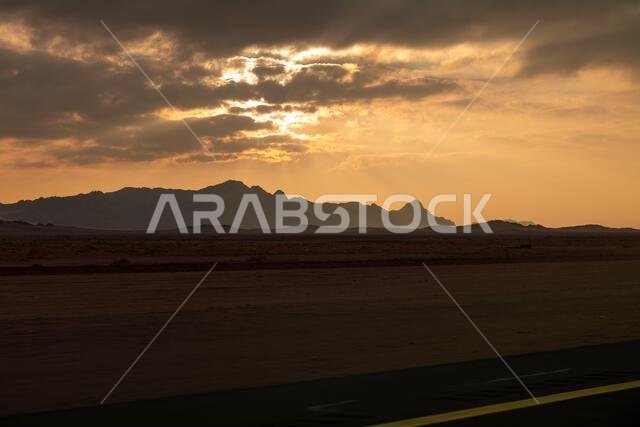 غروب شمس خلاب فوق جبال الصحراء، صورة فوتوغرافية رائعة للمناظر الطبيعية. المملكة العربية السعودية. 