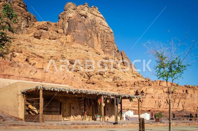 العلا، المملكة العربية السعودية، 3 أبريل 2024. منظر لمدينة العلا القديمة في يوم مشمس خلال شهر رمضان مع الجبال الصخرية في الخلفية.