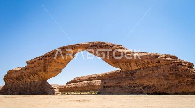منظر لقوس قوس قزح الصخري الشهير في العلا بالمملكة العربية السعودية في يوم مشمس.