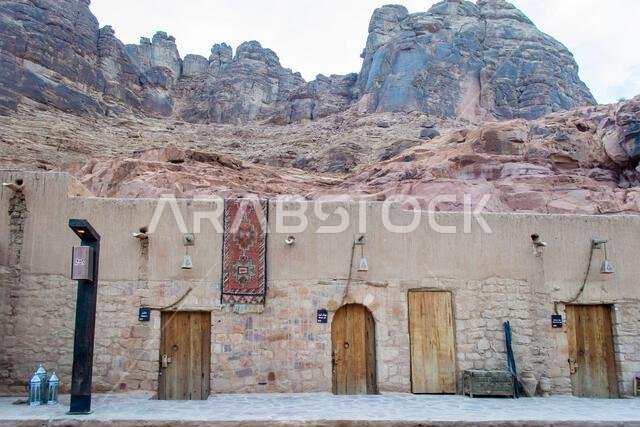 العلا، المملكة العربية السعودية، 3 أبريل 2024. منظر للمنازل التقليدية في البلدة القديمة بالعلا في يوم مشمس خلال شهر رمضان، مع الجبال الصخرية في الخلفية.