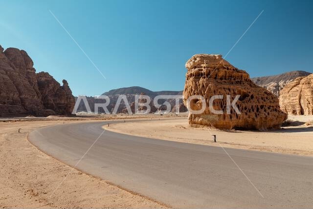 طريق خلاب عبر التكوينات الصخرية المهيبة في الألاس، المملكة العربية السعودية