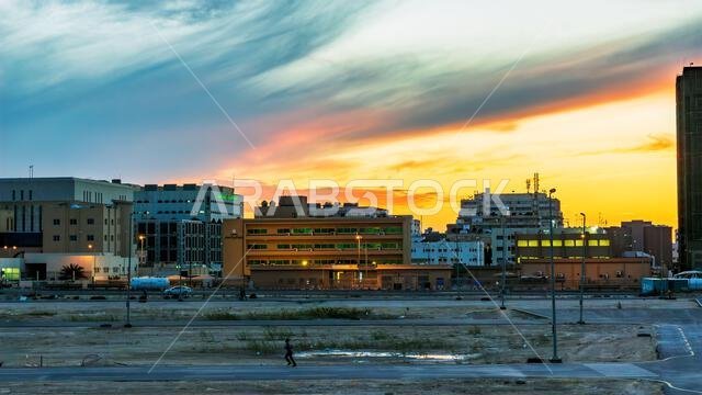 غروب شمس خلاب فوق مدينة الدمام: منظر خارجي هادئ