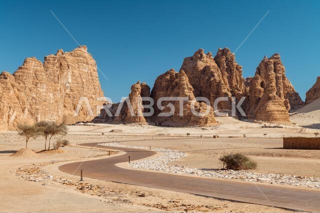 طريق خلاب عبر التكوينات الصخرية المهيبة في الألاس، المملكة العربية السعودية