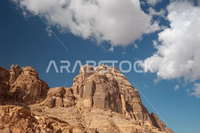  منظر صحراوي صخري مهيب مع جبال شاهقة. المملكة العربية السعودية. العلا.